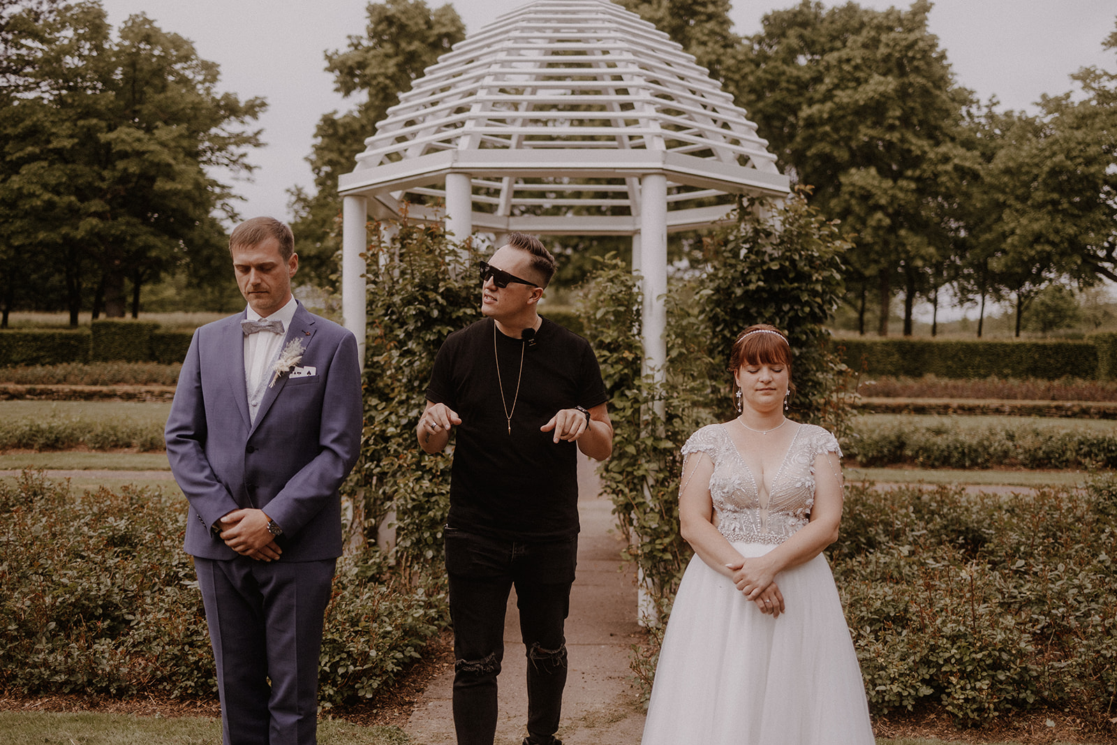 Marc Sueper performing for a wedding couple